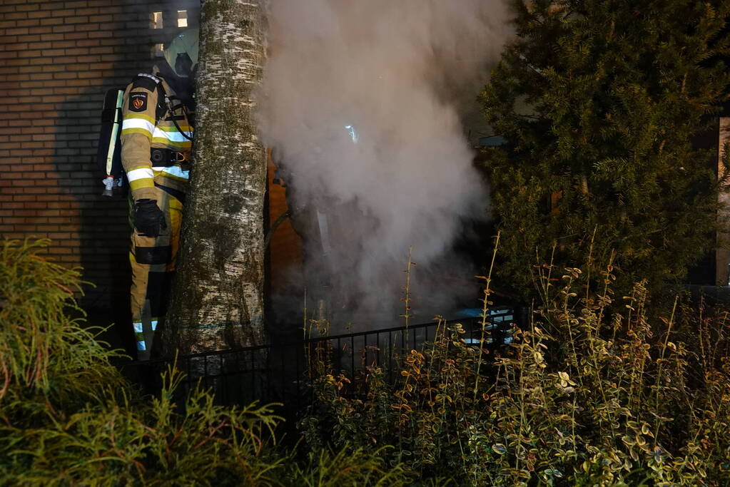 Brandweer blust schoorsteenbrand