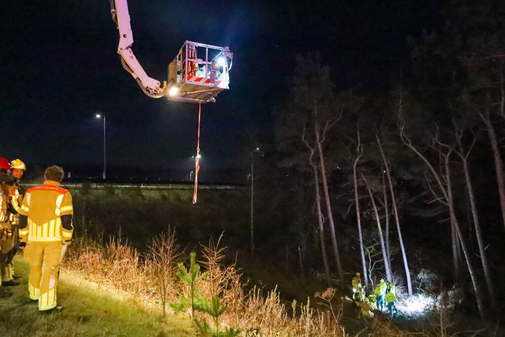 Automobilist crasht en komt meterlager tot stilstand