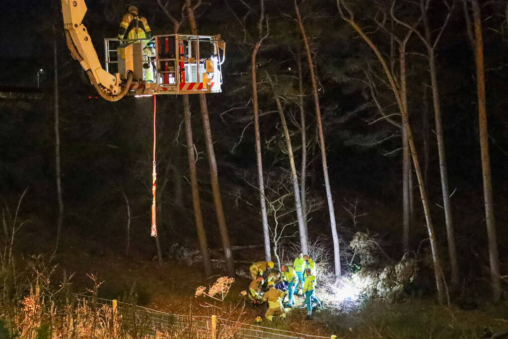 Automobilist crasht en komt meterlager tot stilstand