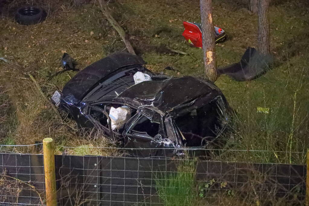 Automobilist crasht en komt meterlager tot stilstand