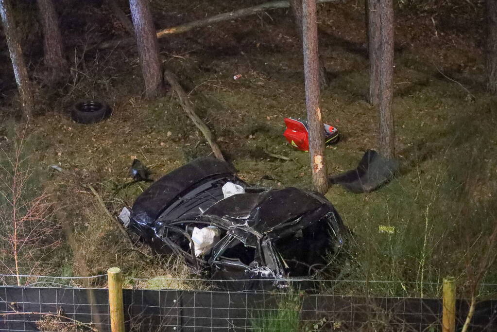 Automobilist crasht en komt meterlager tot stilstand