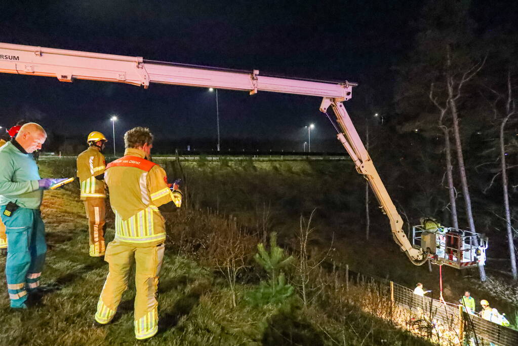 Automobilist crasht en komt meterlager tot stilstand