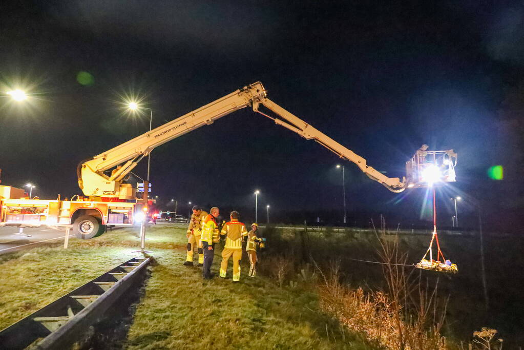 Automobilist crasht en komt meterlager tot stilstand