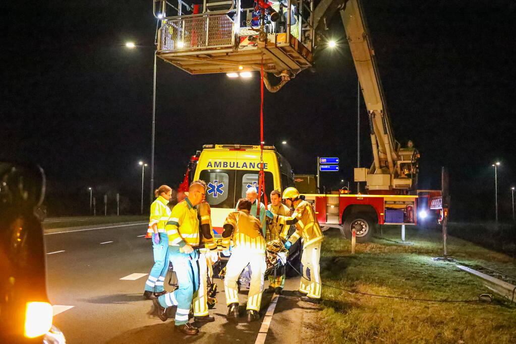 Automobilist crasht en komt meterlager tot stilstand