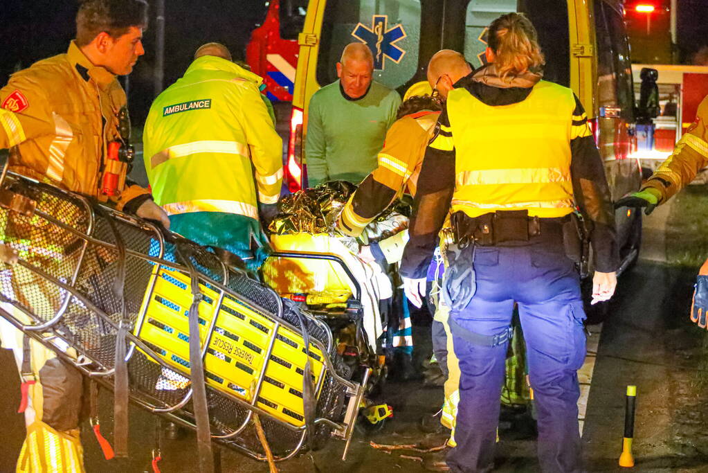 Automobilist crasht en komt meterlager tot stilstand