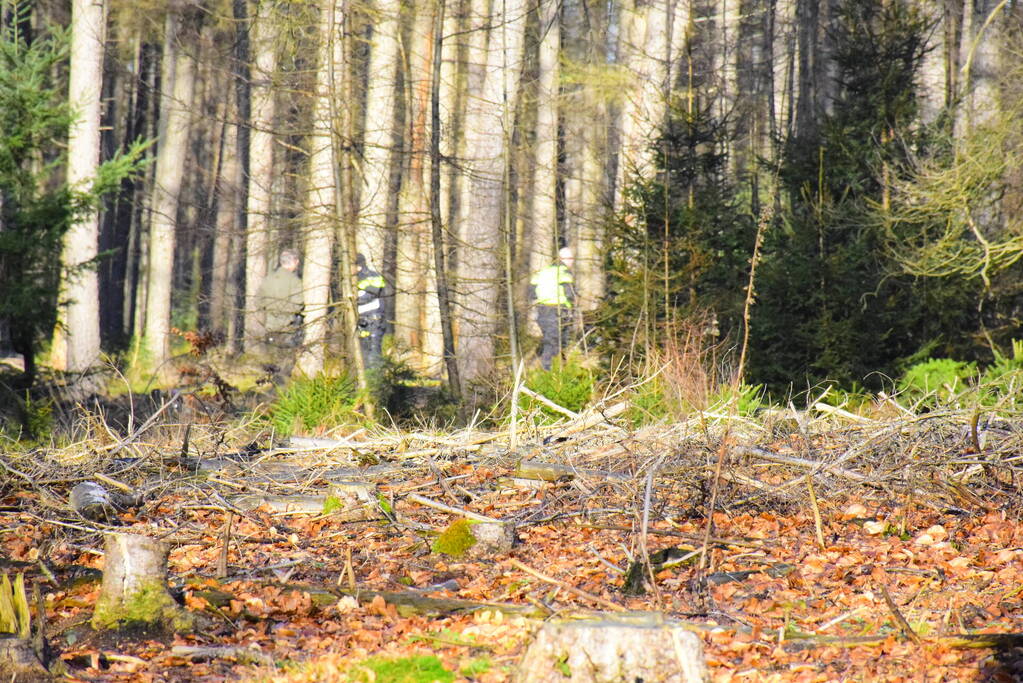 Politie onderzoekt aantreffen overledene in bos