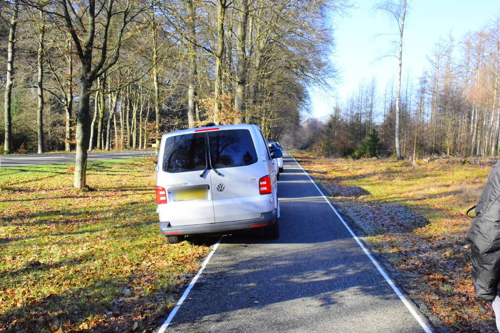 Politie onderzoekt aantreffen overledene in bos
