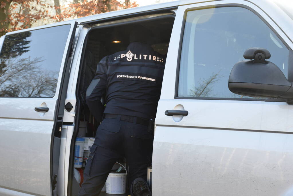 Politie onderzoekt aantreffen overledene in bos