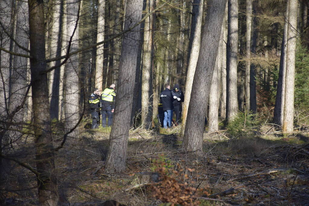 Politie onderzoekt aantreffen overledene in bos