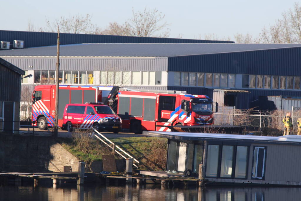 Zinkende woonboot in haven