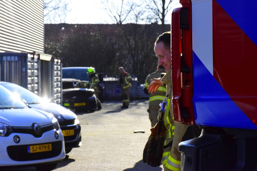 Uitgebrande auto vliegt op nieuw in brand