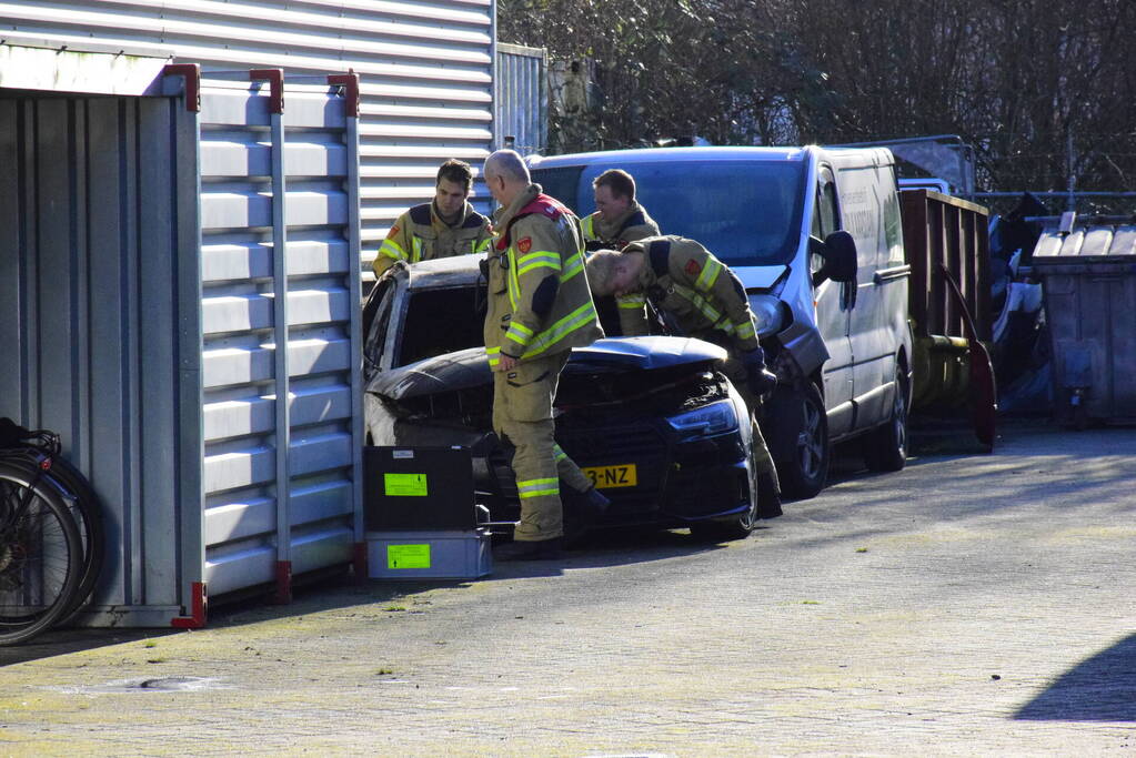 Uitgebrande auto vliegt op nieuw in brand