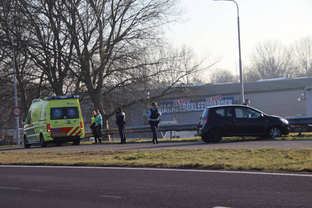 Personenauto eindigt tegen vangrail