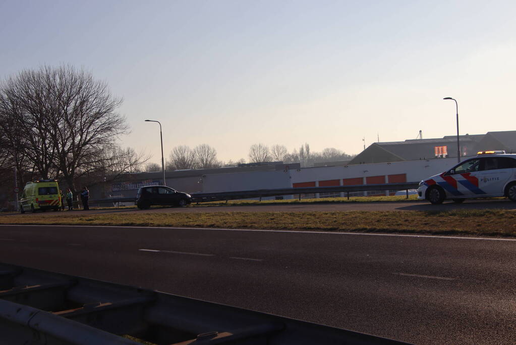 Personenauto eindigt tegen vangrail