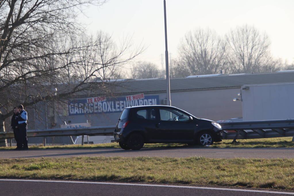 Personenauto eindigt tegen vangrail