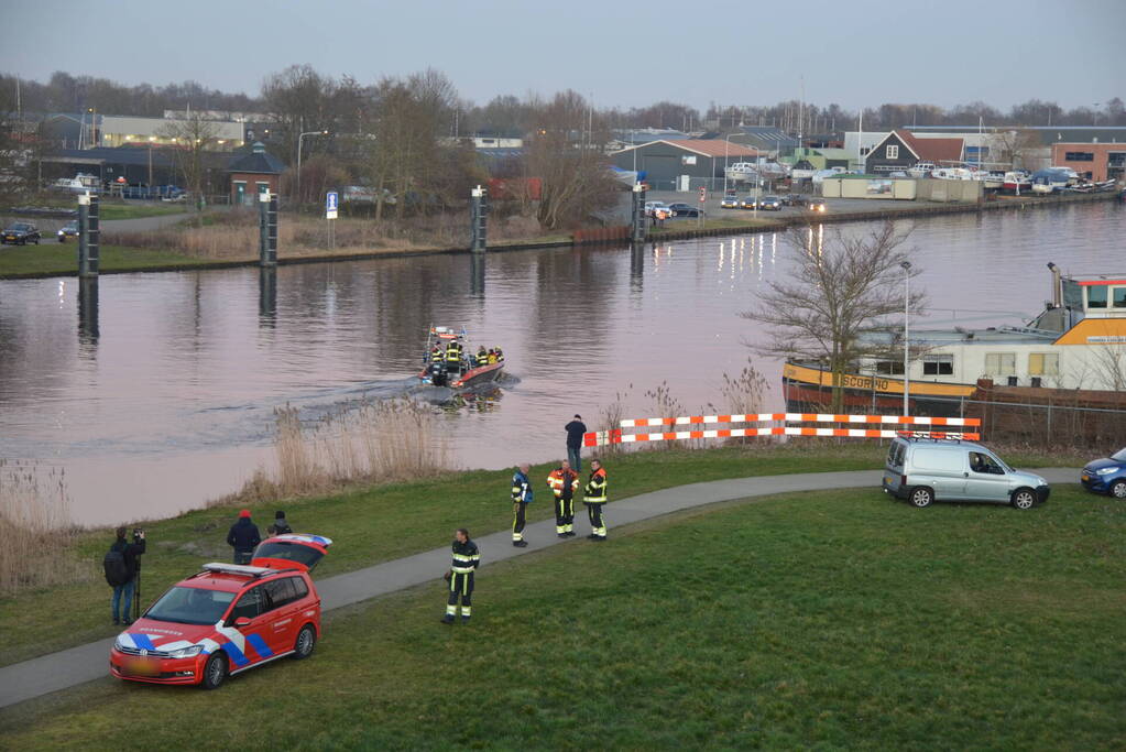 Hulpdiensten zoeken naar auto te water