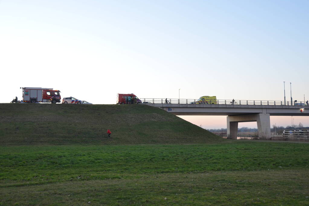 Hulpdiensten zoeken naar auto te water