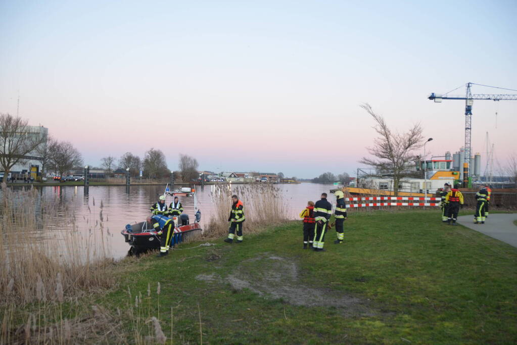 Hulpdiensten zoeken naar auto te water