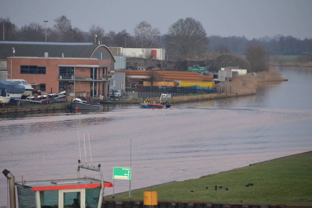 Hulpdiensten zoeken naar auto te water