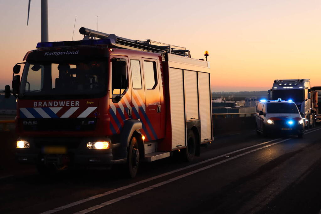 Twee voertuigen botsen op elkaar- Zeelandbrug dicht