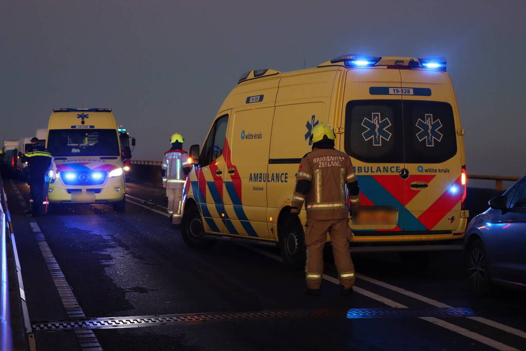 Twee voertuigen botsen op elkaar- Zeelandbrug dicht