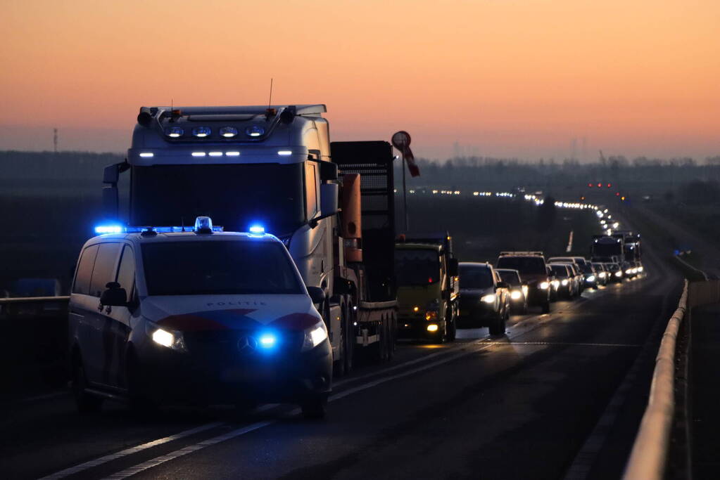 Twee voertuigen botsen op elkaar- Zeelandbrug dicht