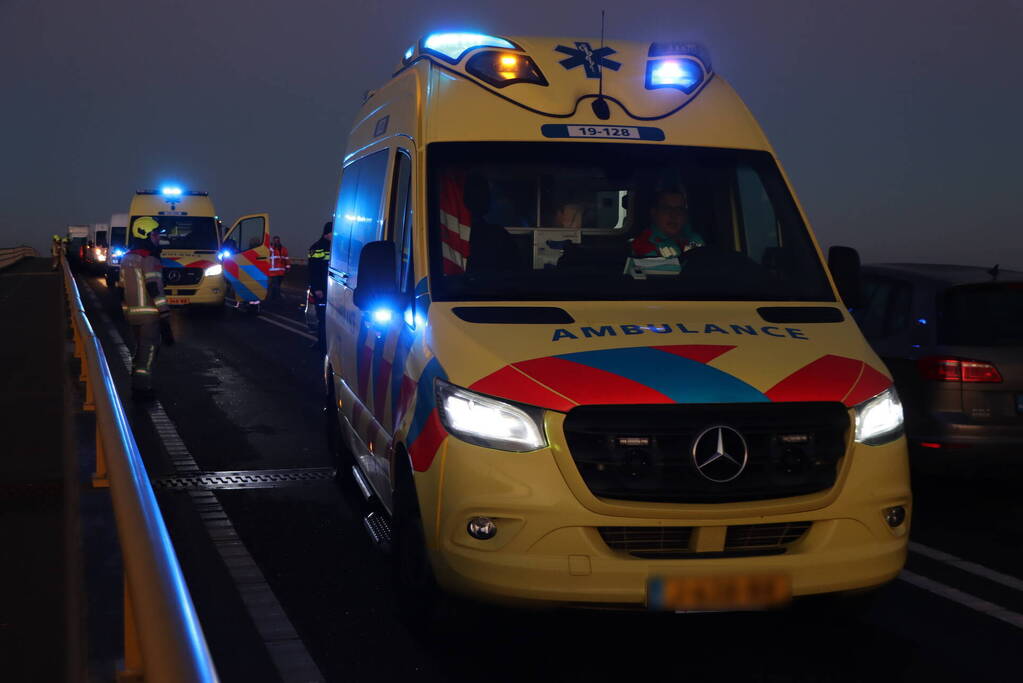 Twee voertuigen botsen op elkaar- Zeelandbrug dicht