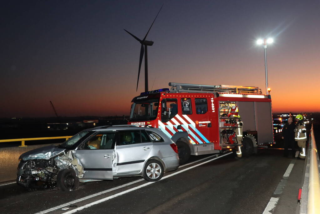 Twee voertuigen botsen op elkaar- Zeelandbrug dicht