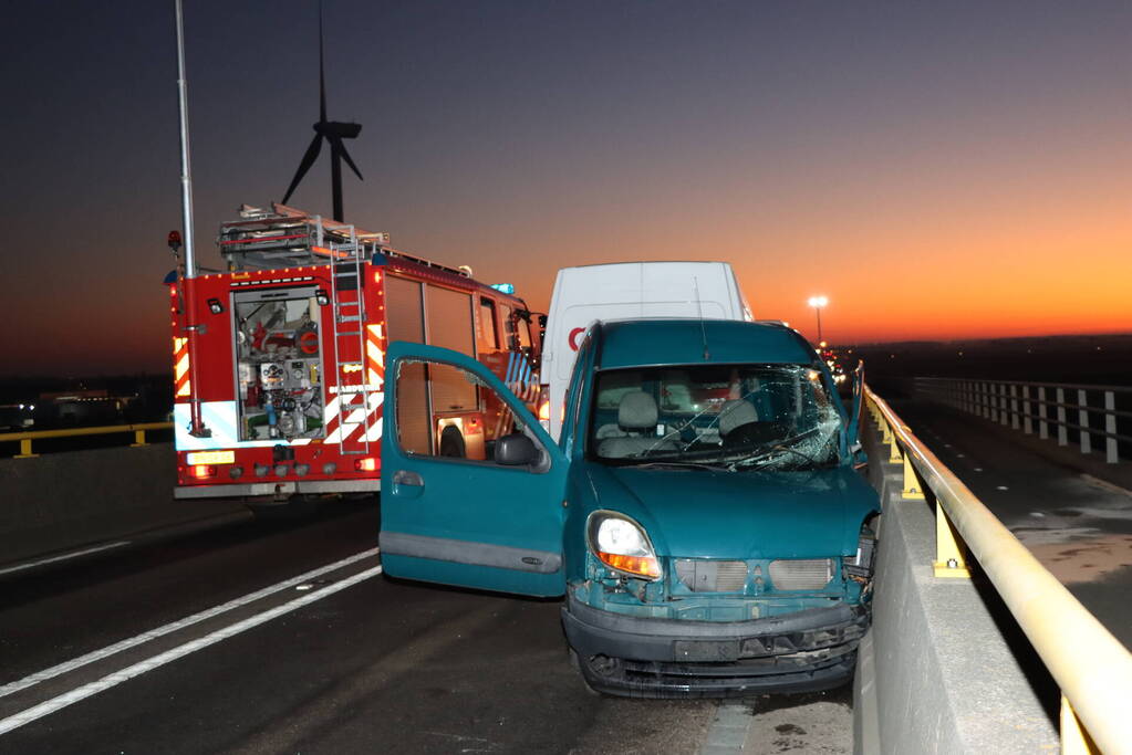 Twee voertuigen botsen op elkaar- Zeelandbrug dicht