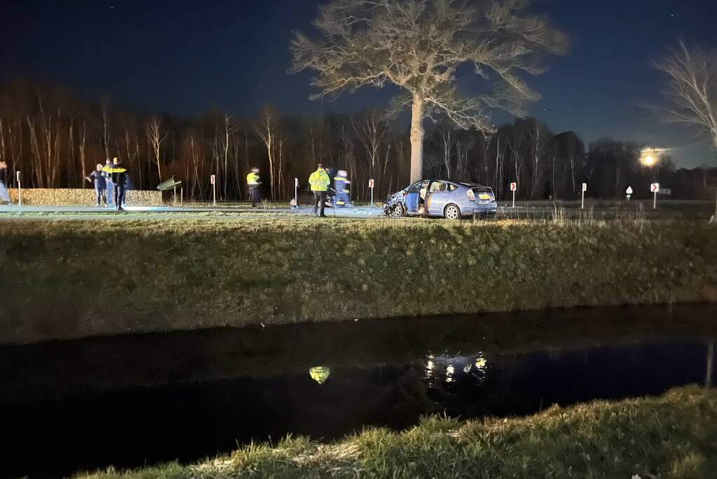 Voertuigen komen in bocht met elkaar in botsing