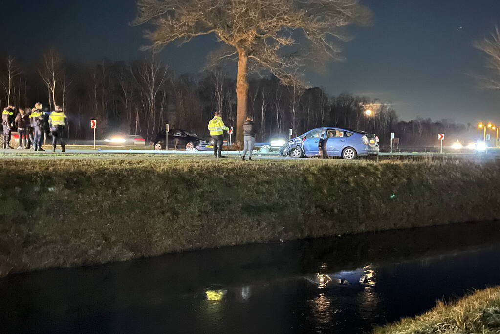Voertuigen komen in bocht met elkaar in botsing