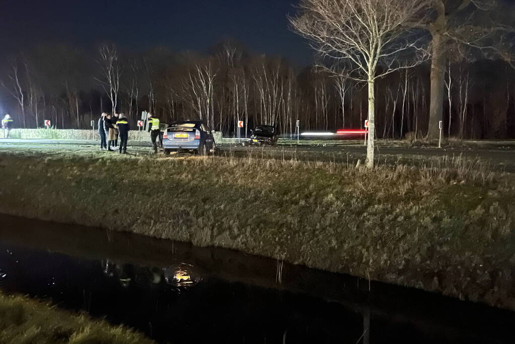 Voertuigen komen in bocht met elkaar in botsing