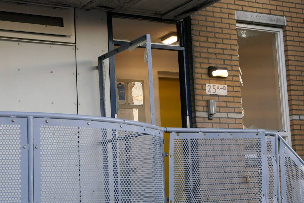 Flinke schade na explosie in portiekdeur