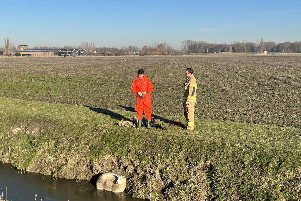 Brandweer haalt schaap uit het water