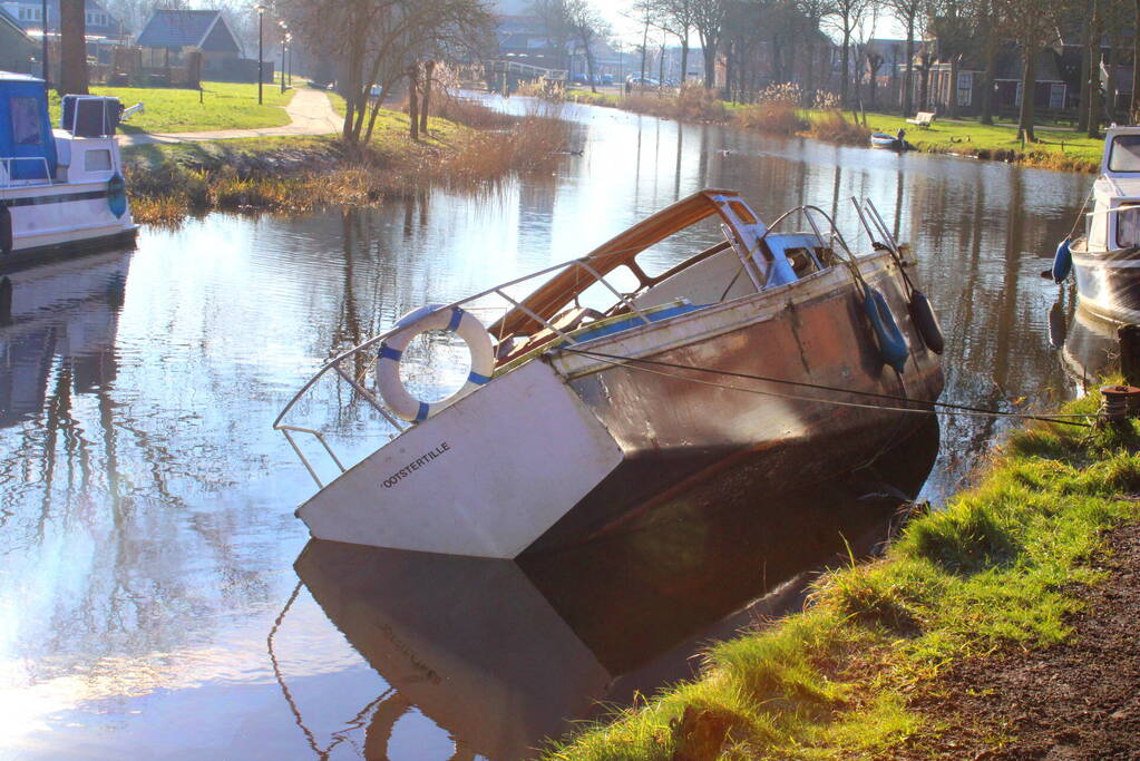 Gezonken boot lekt brandstof