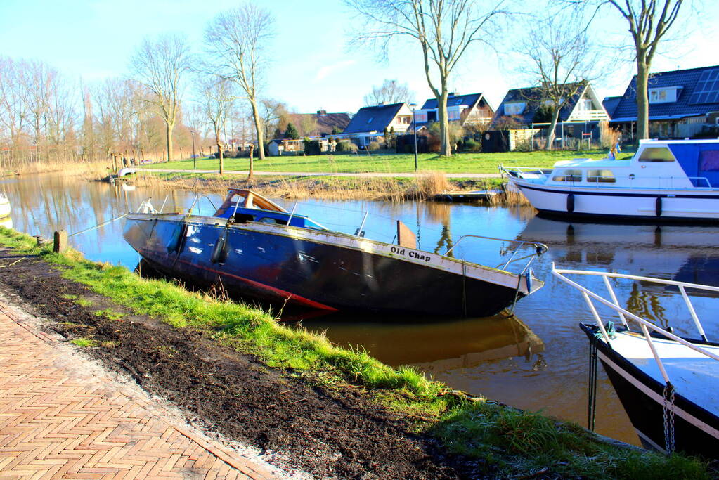 Gezonken boot lekt brandstof