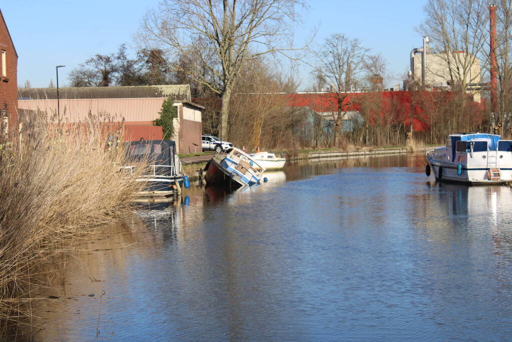 Gezonken boot lekt brandstof