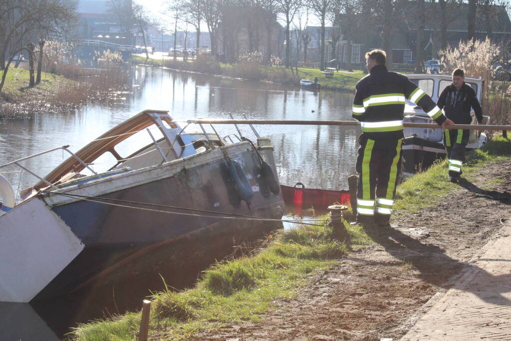 Gezonken boot lekt brandstof