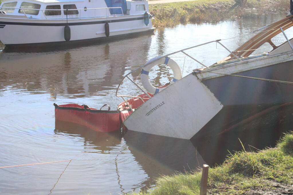 Gezonken boot lekt brandstof