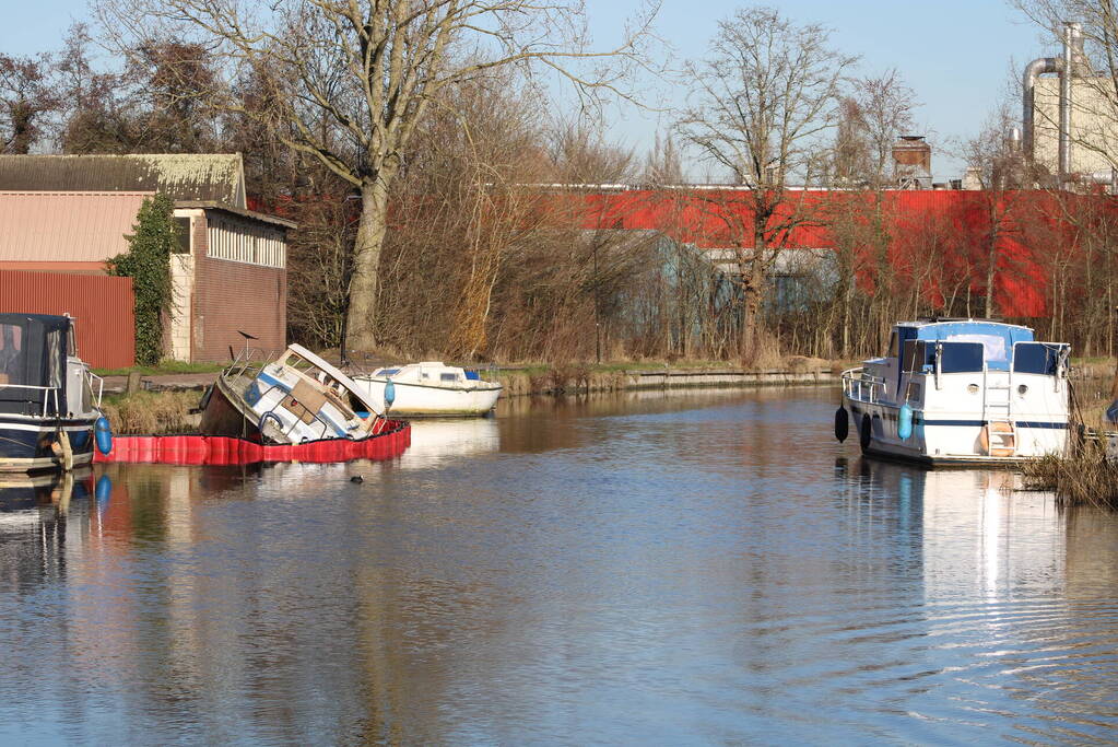 Gezonken boot lekt brandstof