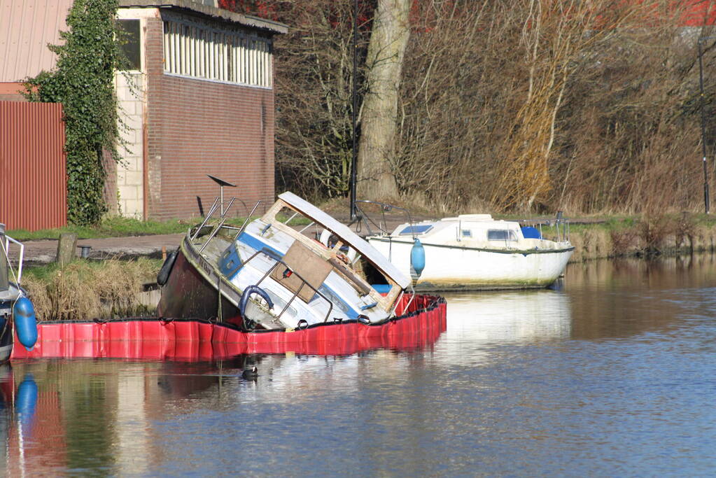 Gezonken boot lekt brandstof