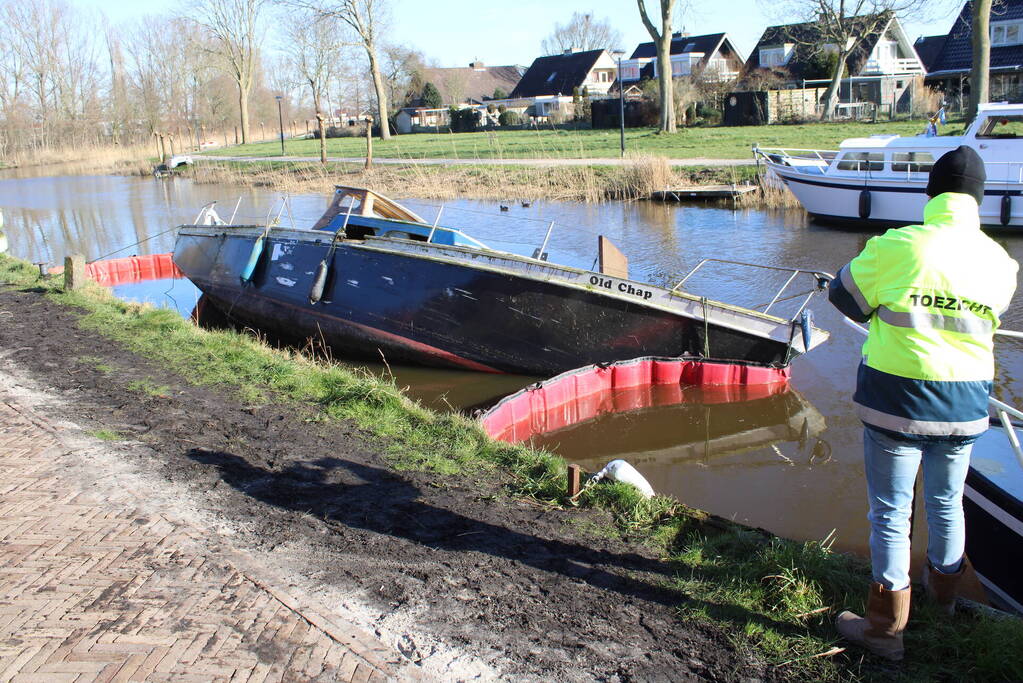 Gezonken boot lekt brandstof
