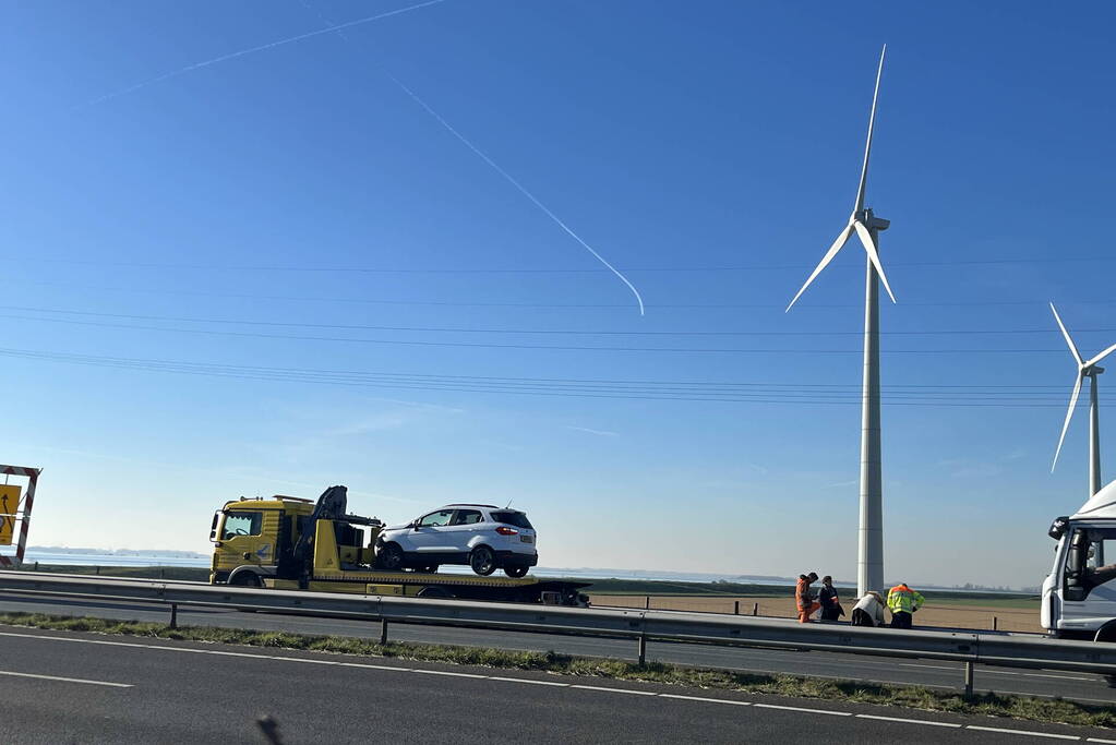 Automobilist crasht op snelweg