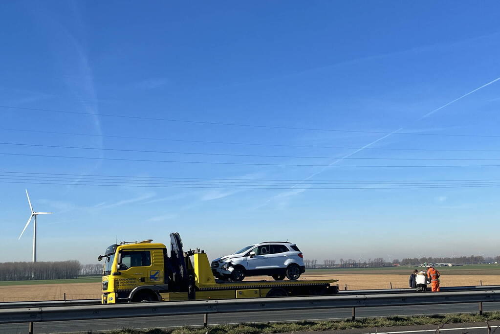 Automobilist crasht op snelweg