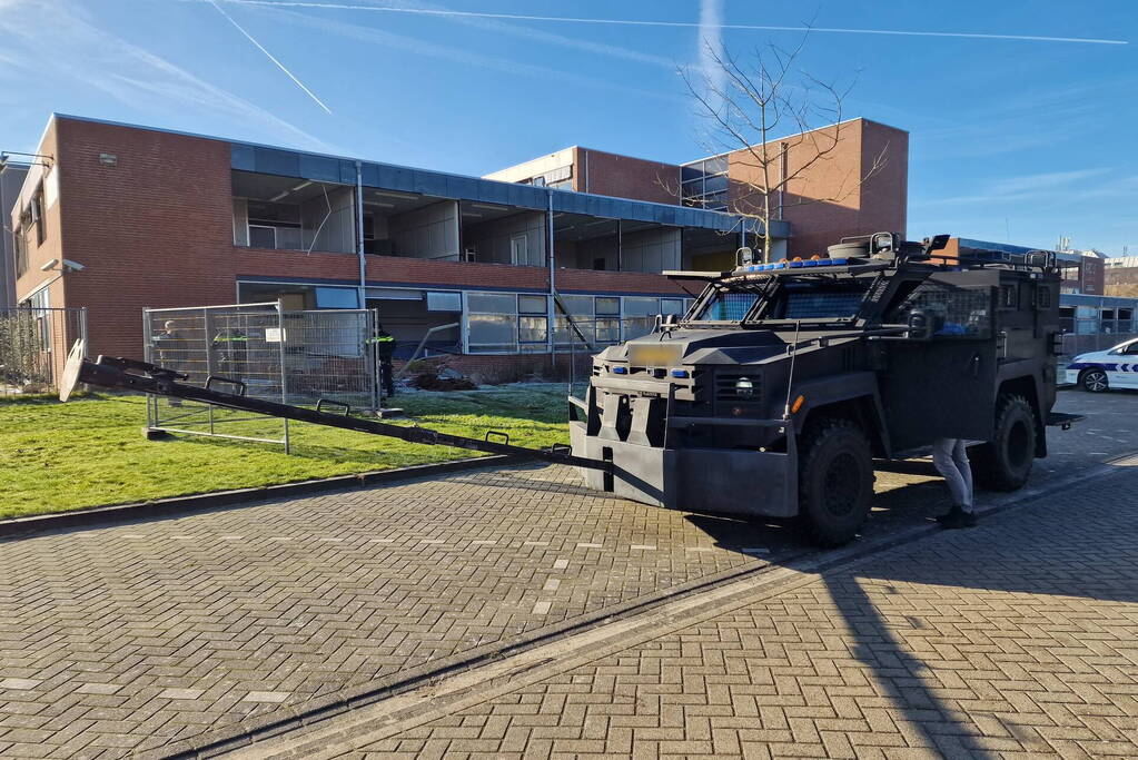 Arrestatieteam oefent met Bearcat bij oud schoolgebouw