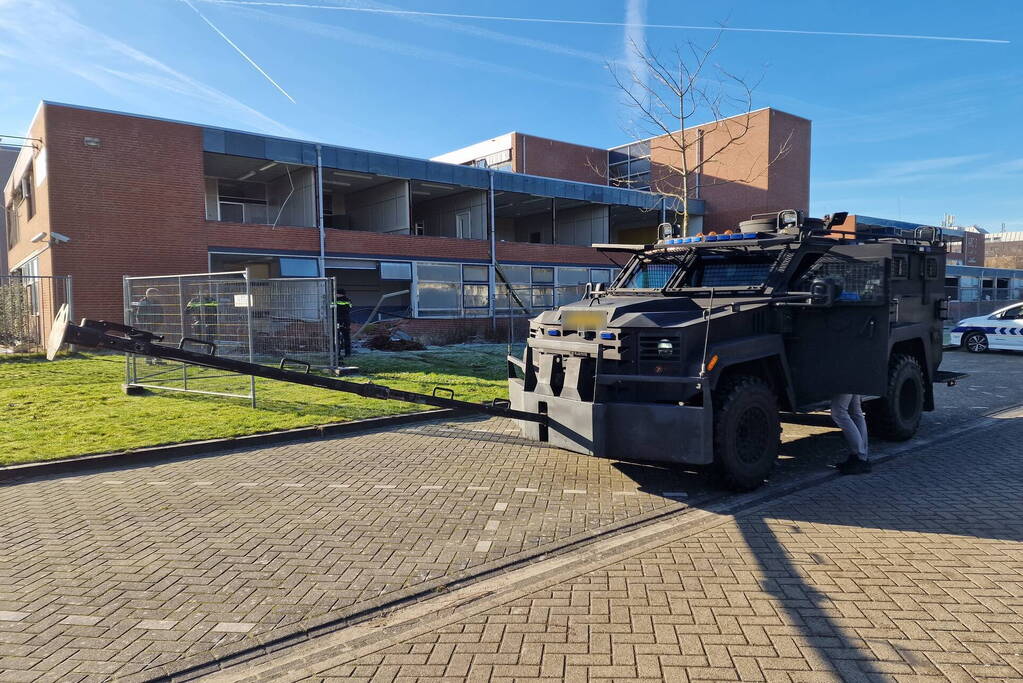 Arrestatieteam oefent met Bearcat bij oud schoolgebouw