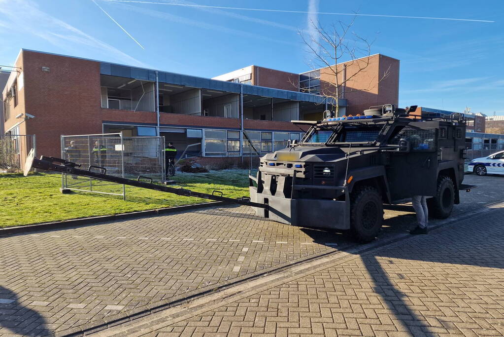 Arrestatieteam oefent met Bearcat bij oud schoolgebouw