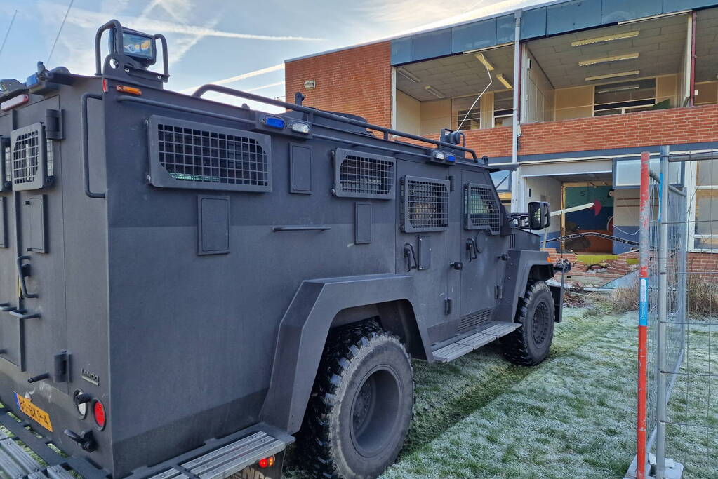 Arrestatieteam oefent met Bearcat bij oud schoolgebouw