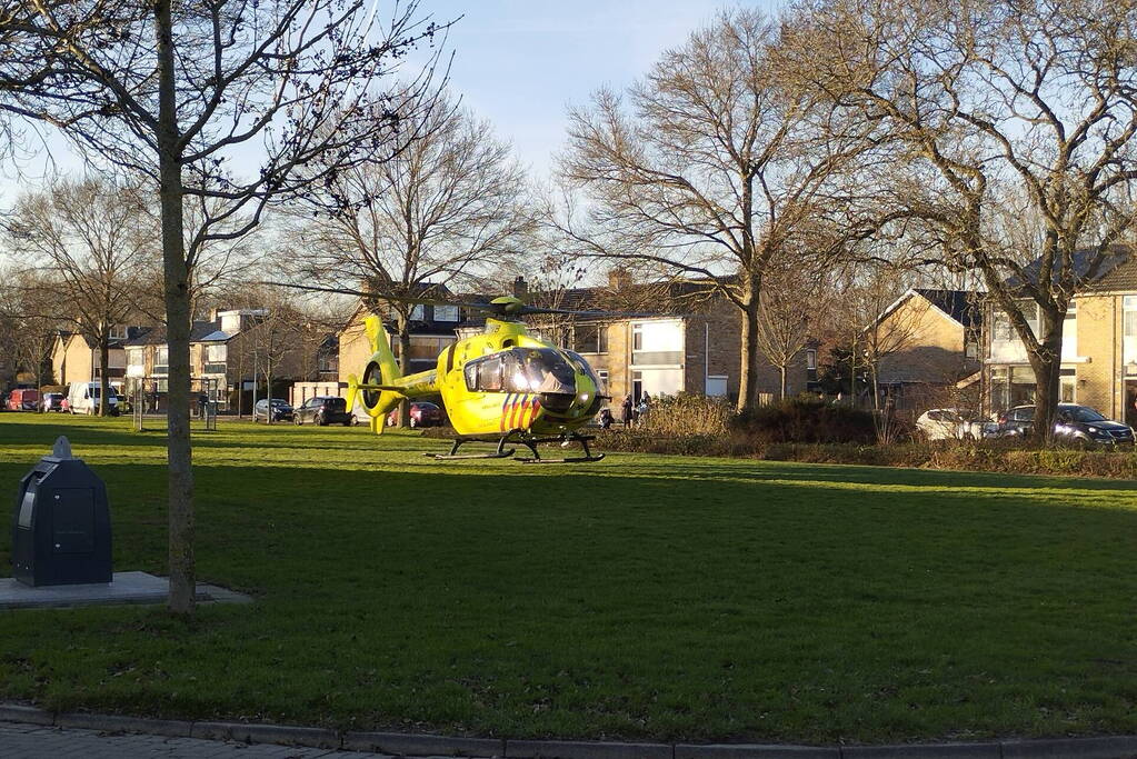 Traumahelikopter landt midden in woonwijk