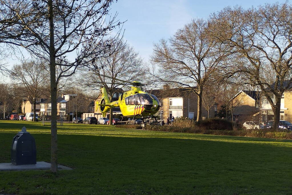 Traumahelikopter landt midden in woonwijk